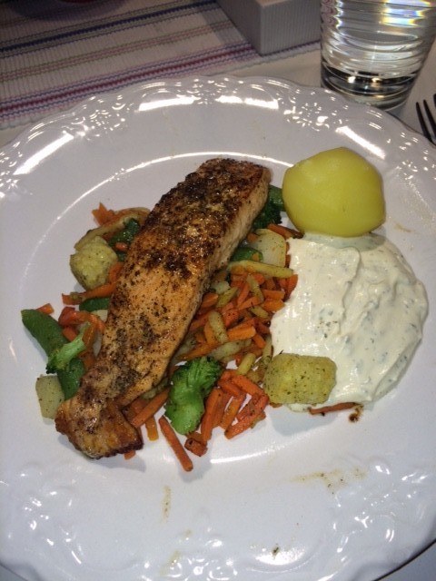 Stekt lax kryddad med salt, svartpeppar, dill och salladskrydda. 1st liten kokt potatis. Grönsaker stekt i olja och smaksatt med ostronsås. Falsk bearnaise gjord på creme fraish, 1/2 svamp buljongtärning och dragon som kokas upp på medelvärme.