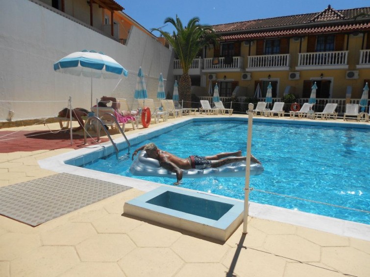 481180_10151023596915971_793982172_n