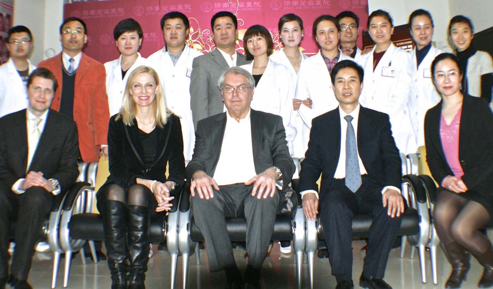 Här besöker vi en klinik i Shandong och får se hur dom injicerar med fillers. Helt andra tekniker och önskemål än hos oss. Här besöker vi en klinik i Shandong och får se hur dom injicerar med fillers. Helt andra tekniker och önskemål än hos oss.