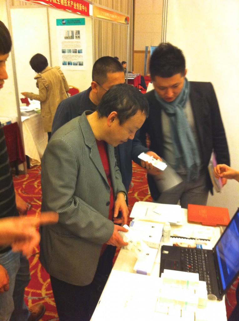 Man hittar kopior överallt på ant-ageing mässorna trots att originaltillverkarna har sina montrar lite längre bort. Man hittar kopior överallt på ant-ageing mässorna trots att originaltillverkarna har sina montrar lite längre bort.