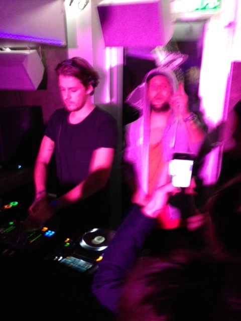 Theo var kvällens vinnare efter en lång DJ battle. Theo var kvällens vinnare efter en lång DJ battle.