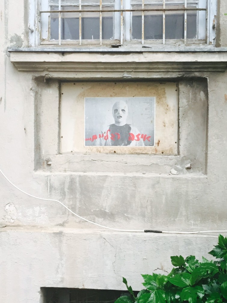 En affisch på en husfasad, ingen aning om vad det står.