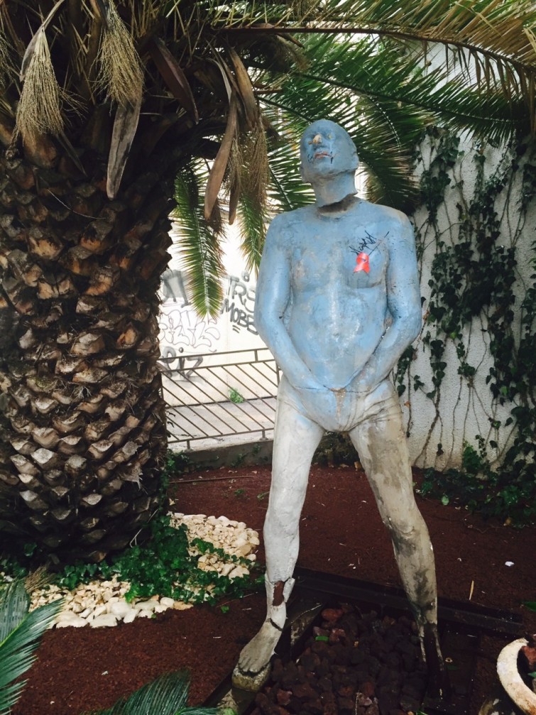 Denna staty stod utanför ett advokatkontor på Rothschild Boulevard.