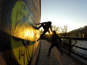 Akrobatikträning i solnedgången. 