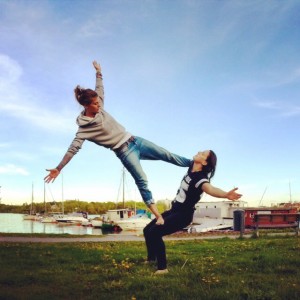 Jill och jag prövar nya trick... Och överlever! Akrobatik