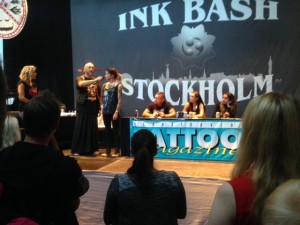 Ink Bash Babes-final. Söta tjejer i smaklöst jippo.