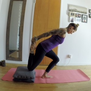 Shrimpsquat! Tränar balansen, rumpan, och stabiliserande muskler i hela benet. Dock inte för nybörjare!