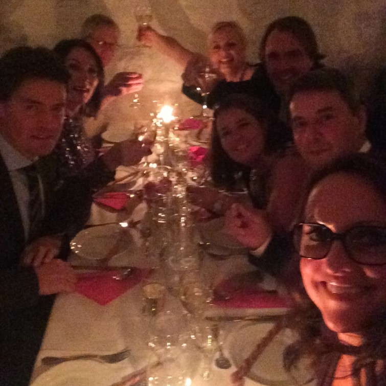 Fick den eminenta bordsplaceringen vid självaste födelsedagsbordet, bästa bordet helt enkelt. 