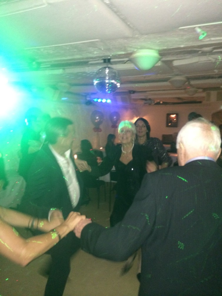 Fullt ös på dansgolvet till sen natt/tidig morgon.