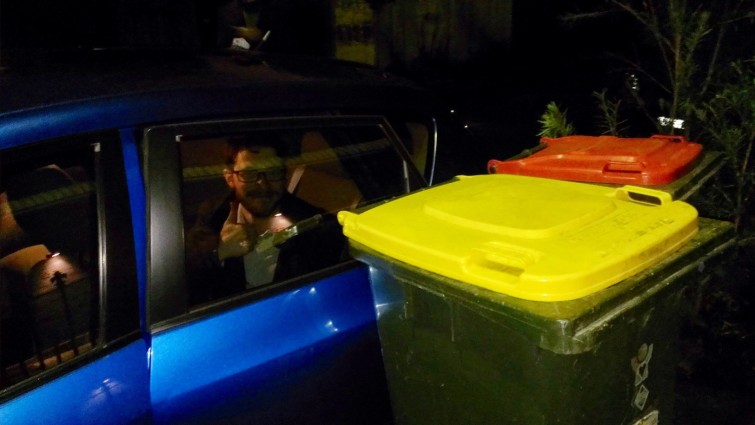 Inte nog med att Ryan körde fel. Han parkerade så att Otto inte kunde komma ut. Oj! Måste kanske gå och se efter så att Otto överlevde natten i bilen...