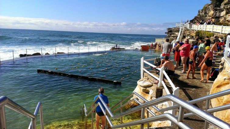 Snygging i rosa badbrallor. Karro? Vad tycks. Ska jag be om hans nummer sa att du kan ringa'n?