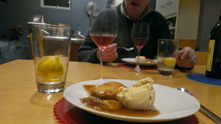 Efterrätten var också en favorit i repris. Inte för mig men för Steve. Steve förklarade att äppleknyten som dessa tog honom tillbaka till när han var 32, då Ksenija ofta fixade sånna till dessert.